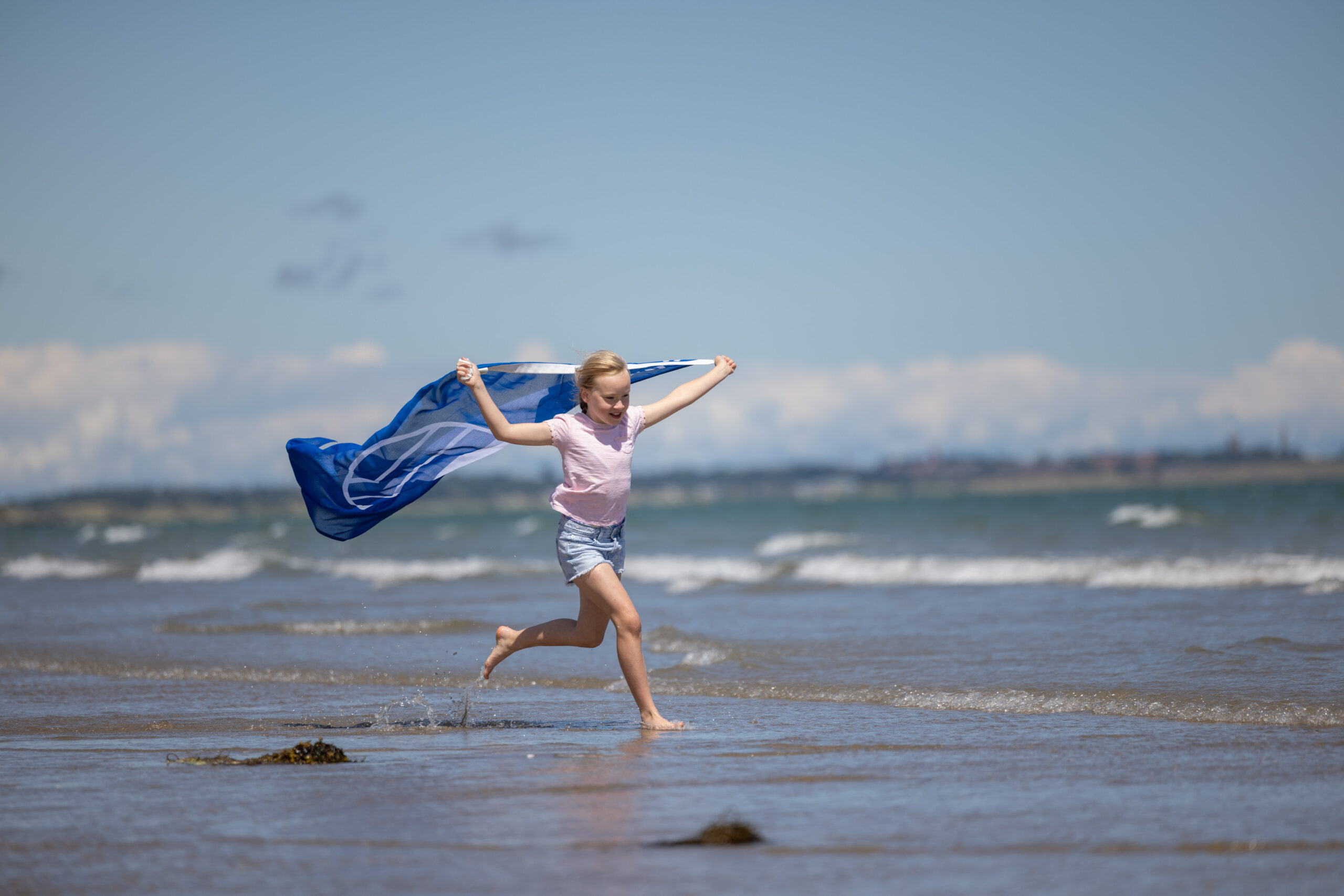 Photo 1: An Taisce announces 2025 Blue Flag and Green Coast Awards in recognition of Ireland’s Best Beaches and Marinas. Farrah celebrates the award of 99 Blue Flags for the 2025 season.  Photo by Naoise Culhane.