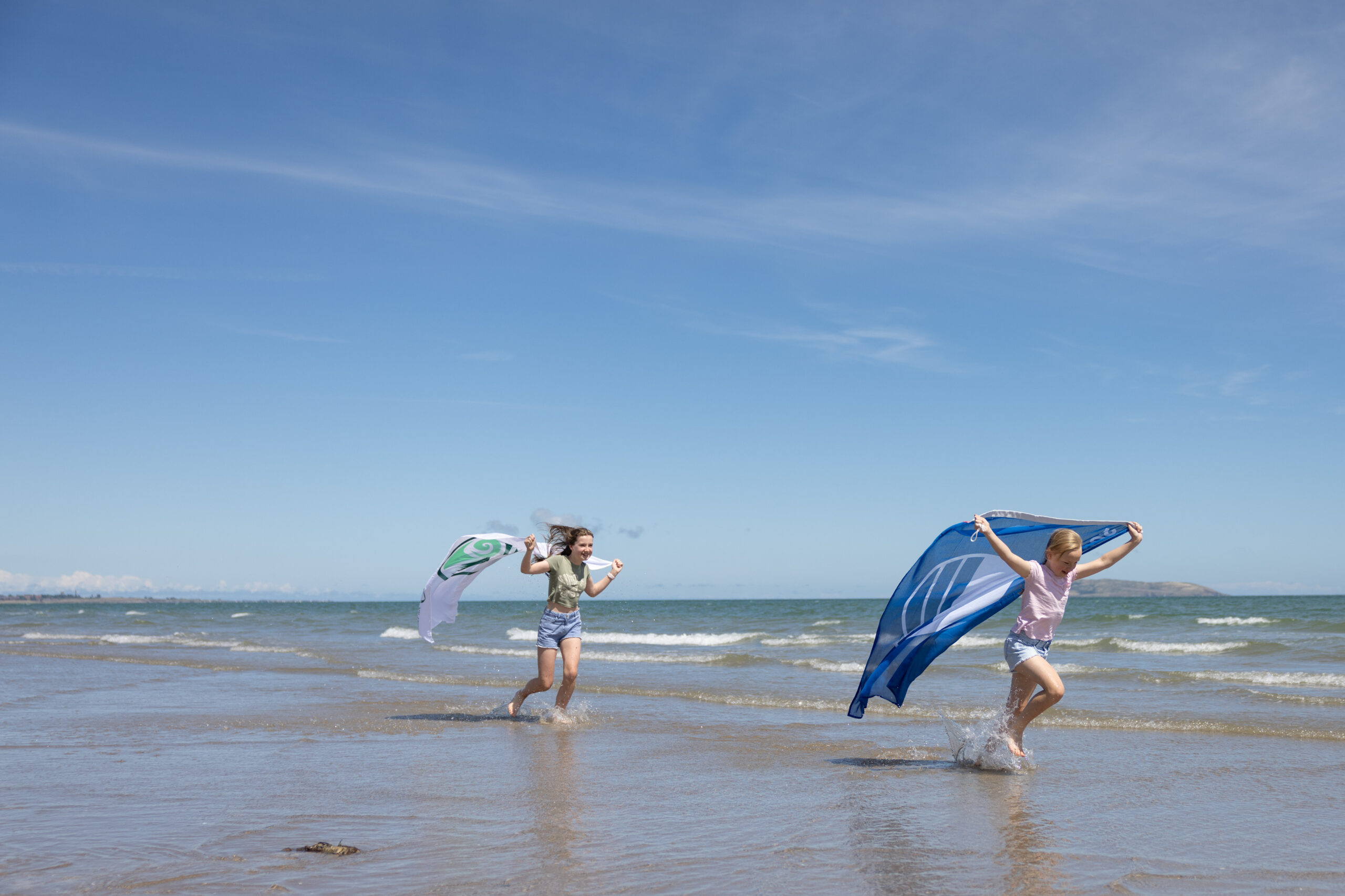 Photo 2: An Taisce announces 2025 Blue Flag and Green Coast Awards in recognition of Ireland’s Best Beaches and Marinas. Alannah and Farrah celebrate the award of 70 Green Coast Awards and 99 Blue Flags for the 2025 season.  Photo by Naoise Culhane.